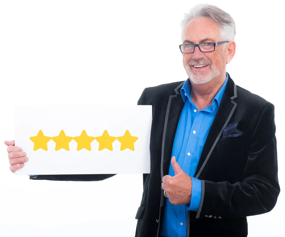 Mann zeigt 5-Sterne-Bewertung zur erfolgreichen Google-Bewertungen-Löschung